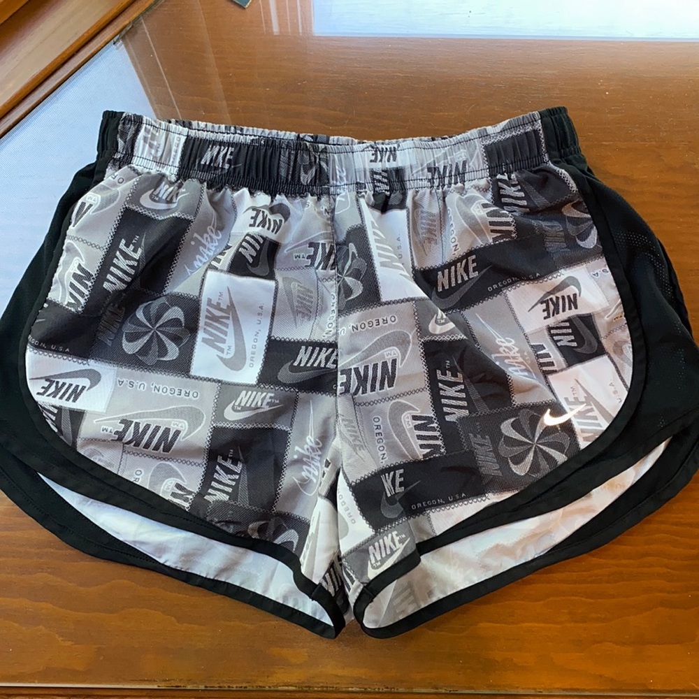 NIKE SHORTS